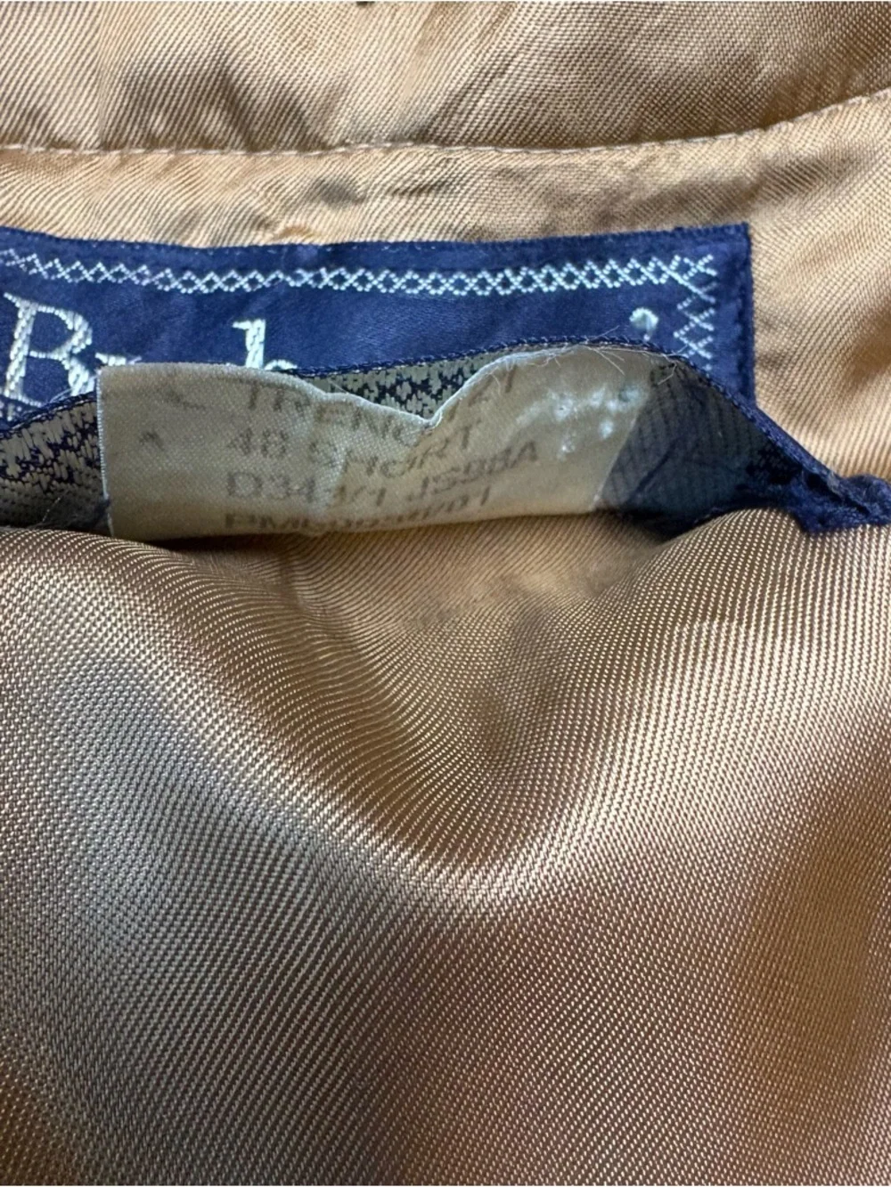 Burberry trench coat. - Picture 12 of 15